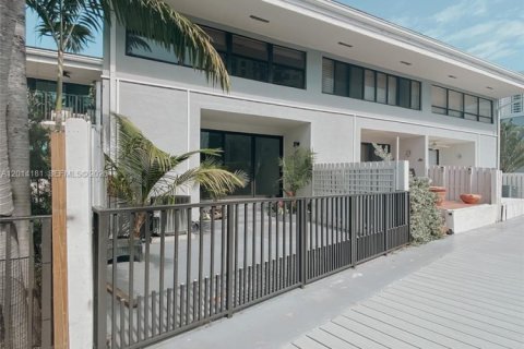 Townhouse in Sunny Isles Beach, Florida 3 bedrooms, 210.42 sq.m. № 2076235 - photo 9