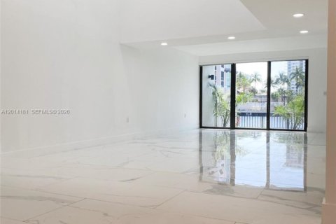 Townhouse in Sunny Isles Beach, Florida 3 bedrooms, 210.42 sq.m. № 2076235 - photo 3