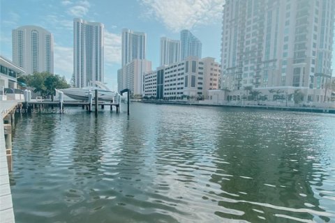 Townhouse in Sunny Isles Beach, Florida 3 bedrooms, 210.42 sq.m. № 2076235 - photo 10
