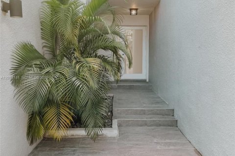 Townhouse in Sunny Isles Beach, Florida 3 bedrooms, 210.42 sq.m. № 2076235 - photo 2