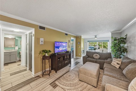 Condo in Saint Petersburg, Florida, 2 bedrooms № 2212200 - photo 13