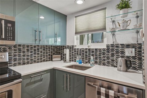 Condo in Saint Petersburg, Florida, 2 bedrooms № 2212200 - photo 8