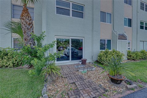 Condo in Saint Petersburg, Florida, 2 bedrooms № 2212200 - photo 30