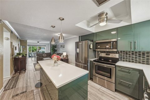 Condo in Saint Petersburg, Florida, 2 bedrooms № 2212200 - photo 6