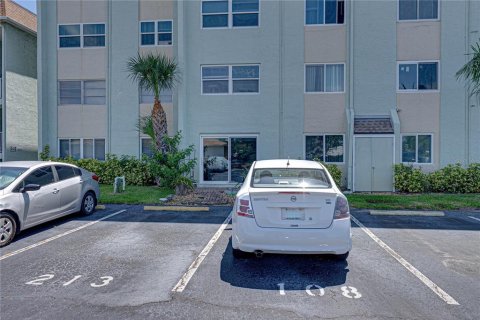 Condo in Saint Petersburg, Florida, 2 bedrooms № 2212200 - photo 29