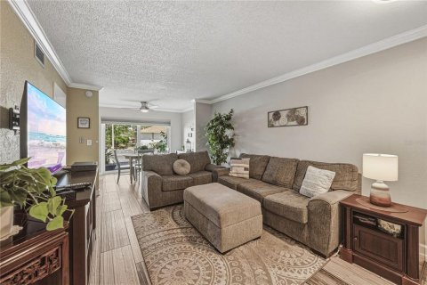 Condo in Saint Petersburg, Florida, 2 bedrooms № 2212200 - photo 11
