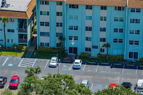Condo in Saint Petersburg, Florida, 2 bedrooms № 2212200 - photo 2