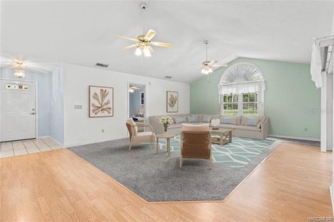House in Homosassa, Florida 3 bedrooms, 179.02 sq.m. № 1919941 - photo 2