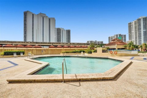 Condo in Aventura, Florida, 2 bedrooms  № 2004476 - photo 9