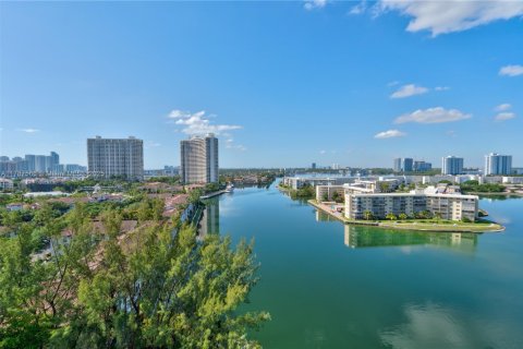 Condo in Aventura, Florida, 1 bedroom  № 1645090 - photo 20