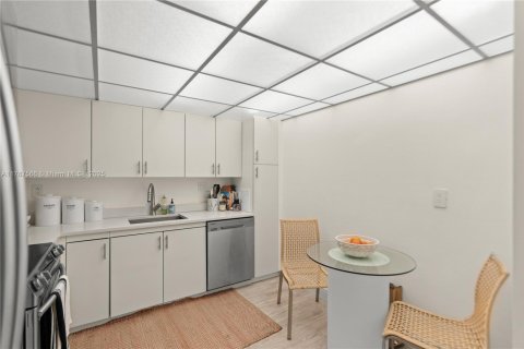 Condo in Aventura, Florida, 1 bedroom  № 1645090 - photo 10
