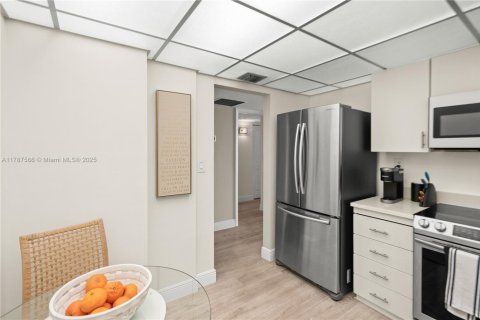 Condo in Aventura, Florida, 1 bedroom  № 1645090 - photo 9
