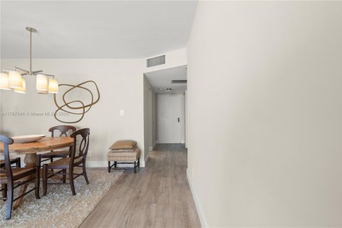 Condo in Aventura, Florida, 1 bedroom  № 1645090 - photo 7