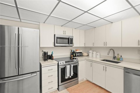 Condo in Aventura, Florida, 1 bedroom  № 1645090 - photo 8