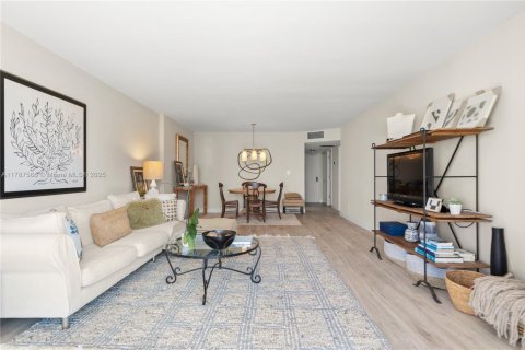 Condo in Aventura, Florida, 1 bedroom  № 1645090 - photo 6