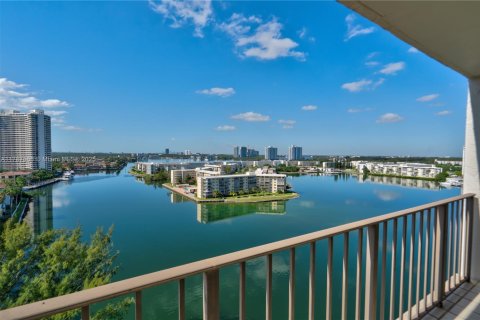 Condo in Aventura, Florida, 1 bedroom  № 1645090 - photo 1