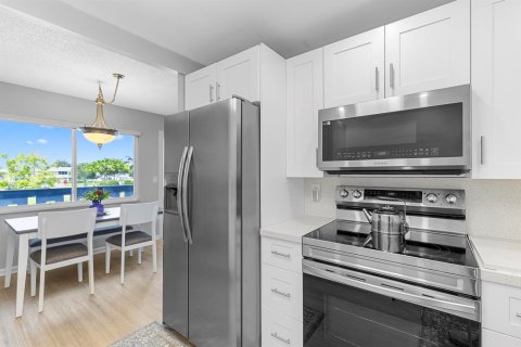 Condo in Deerfield Beach, Florida, 2 bedrooms  № 2368485 - photo 6