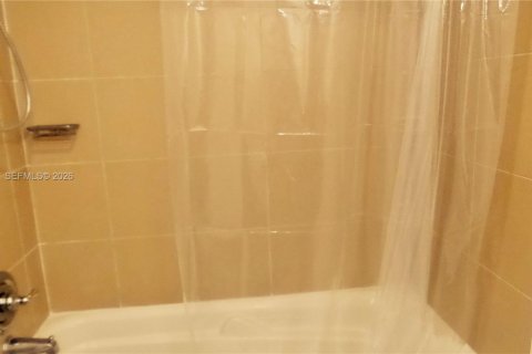 Condominio en alquiler en Miami, Florida, 1 dormitorio, 57.97 m2 № 2065462 - foto 20