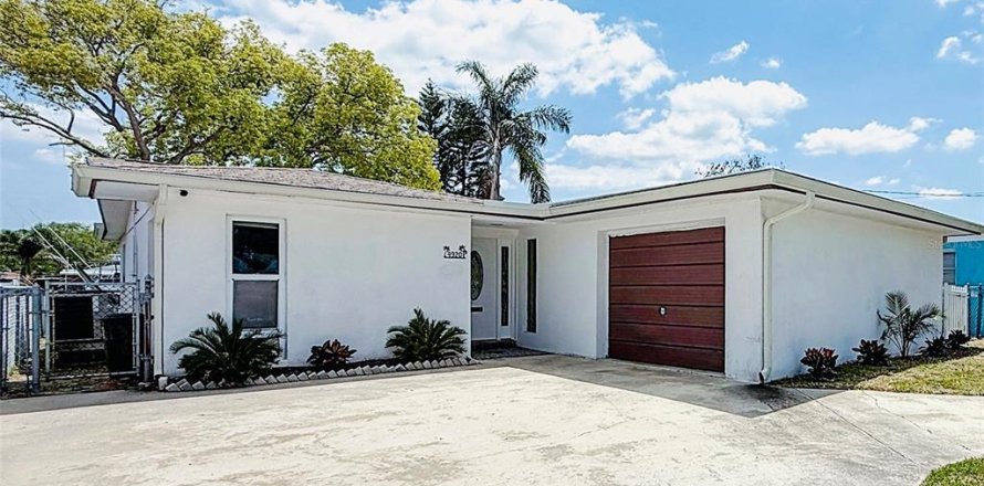 House in New Port Richey, Florida 2 bedrooms, 144.37 sq.m. № 1662290
