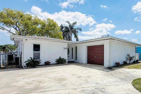 House in New Port Richey, Florida 2 bedrooms, 144.37 sq.m. № 1662290 - photo 2