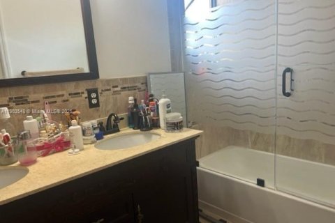 Casa en alquiler en Miami, Florida, 4 dormitorios, 192.49 m2 № 1954429 - foto 10