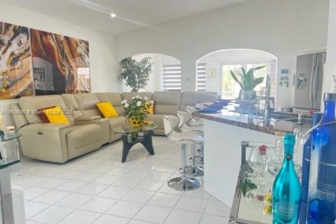 Casa en alquiler en Miami, Florida, 4 dormitorios, 192.49 m2 № 1954429 - foto 16