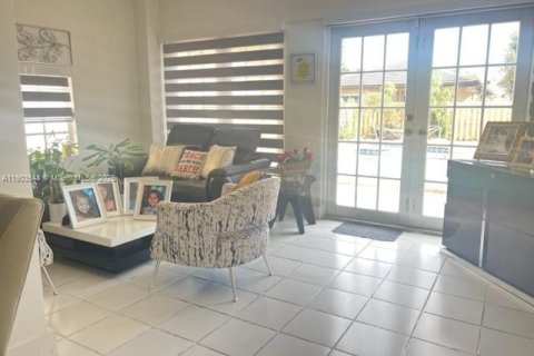 Casa en alquiler en Miami, Florida, 4 dormitorios, 192.49 m2 № 1954429 - foto 21