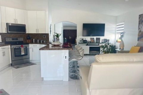 Casa en alquiler en Miami, Florida, 4 dormitorios, 192.49 m2 № 1954429 - foto 20