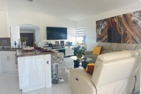 Casa en alquiler en Miami, Florida, 4 dormitorios, 192.49 m2 № 1954429 - foto 18