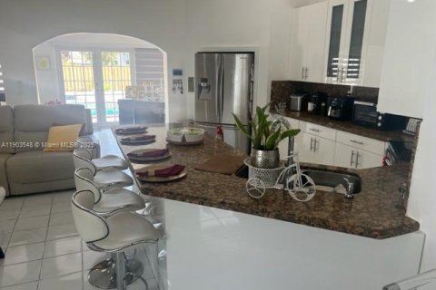 Casa en alquiler en Miami, Florida, 4 dormitorios, 192.49 m2 № 1954429 - foto 15