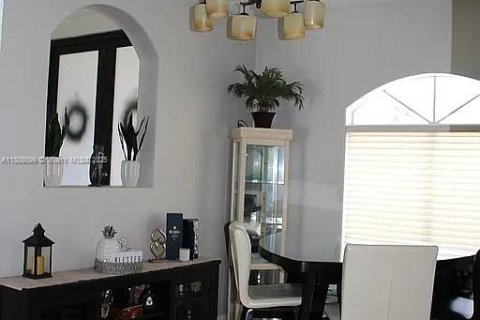 Casa en venta en Miami, Florida, 4 dormitorios, 210.52 m2 № 1938311 - foto 23
