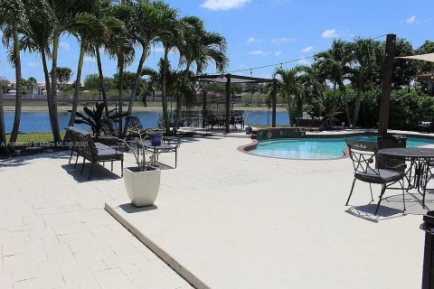 Casa en venta en Miami, Florida, 4 dormitorios, 210.52 m2 № 1938311 - foto 1