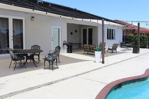 Casa en venta en Miami, Florida, 4 dormitorios, 210.52 m2 № 1938311 - foto 2