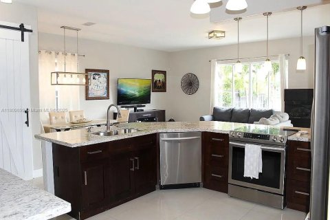 Casa en venta en Miami, Florida, 4 dormitorios, 210.52 m2 № 1938311 - foto 27