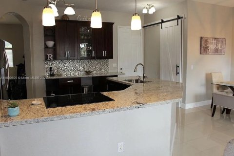 Casa en venta en Miami, Florida, 4 dormitorios, 210.52 m2 № 1938311 - foto 28