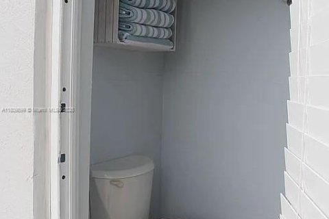 Casa en venta en Miami, Florida, 4 dormitorios, 210.52 m2 № 1938311 - foto 16