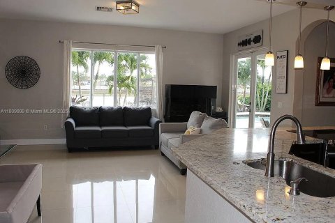 Casa en venta en Miami, Florida, 4 dormitorios, 210.52 m2 № 1938311 - foto 17