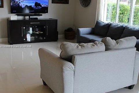 Casa en venta en Miami, Florida, 4 dormitorios, 210.52 m2 № 1938311 - foto 25