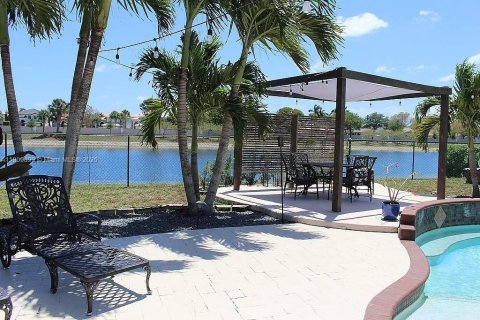 Casa en venta en Miami, Florida, 4 dormitorios, 210.52 m2 № 1938311 - foto 6