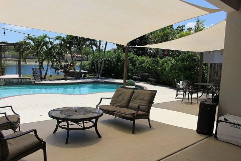 Casa en venta en Miami, Florida, 4 dormitorios, 210.52 m2 № 1938311 - foto 11