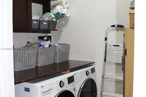 Casa en venta en Miami, Florida, 4 dormitorios, 210.52 m2 № 1938311 - foto 30