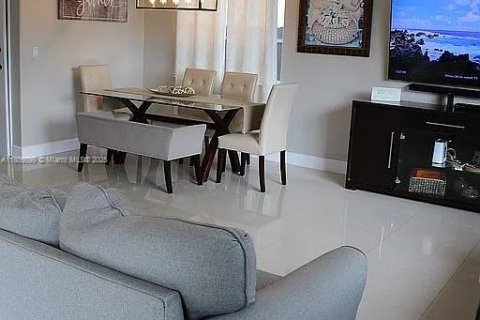 Casa en venta en Miami, Florida, 4 dormitorios, 210.52 m2 № 1938311 - foto 26