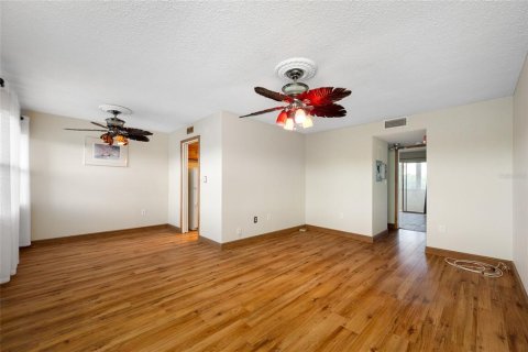 Condominio en alquiler en Saint Petersburg, Florida, 1 dormitorio, 60.39 m2 № 2111117 - foto 3