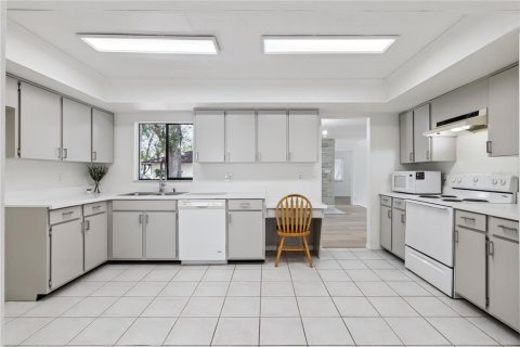 House in Longwood, Florida 3 bedrooms, 164.9 sq.m. № 2195590 - photo 6