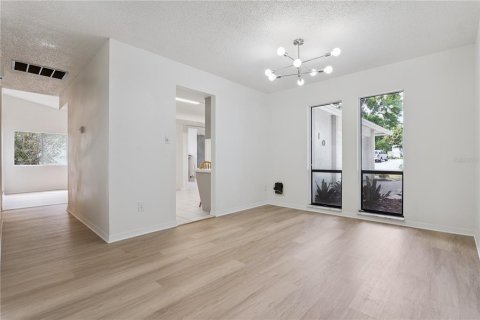 House in Longwood, Florida 3 bedrooms, 164.9 sq.m. № 2195590 - photo 3