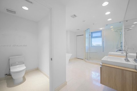 Condo in North Miami Beach, Florida, 2 bedrooms № 2076623 - photo 21