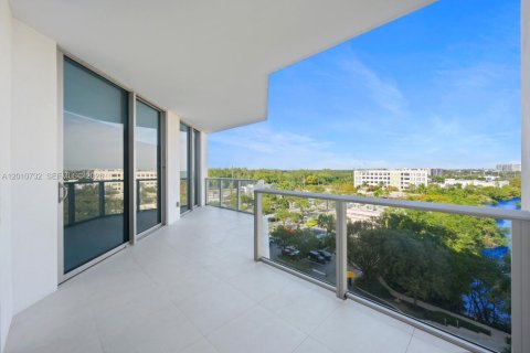 Condo in North Miami Beach, Florida, 2 bedrooms № 2076623 - photo 2