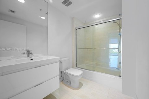 Condo in North Miami Beach, Florida, 2 bedrooms № 2076623 - photo 23