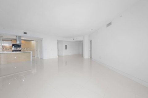 Condo in North Miami Beach, Florida, 2 bedrooms № 2076623 - photo 8