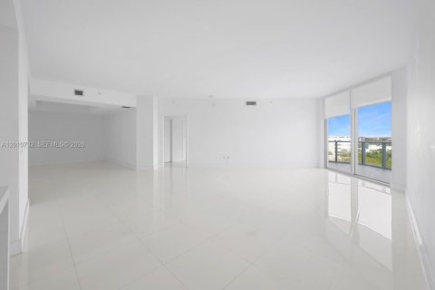 Condo in North Miami Beach, Florida, 2 bedrooms № 2076623 - photo 7
